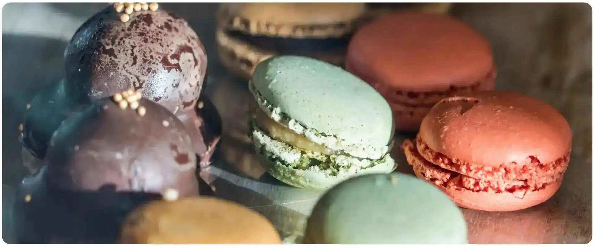 Rejser til Paris macarons flyv fra hamborg.webp