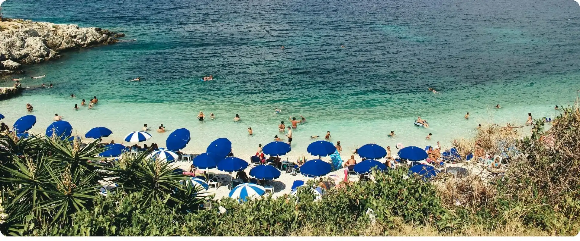 Korfu strand charterrejser til grækenland flyv fra hamborg.webp