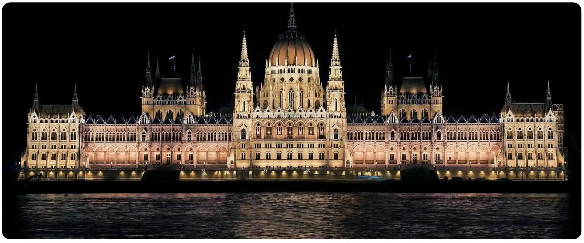Rejser til Budapest parlamentbygningen.webp